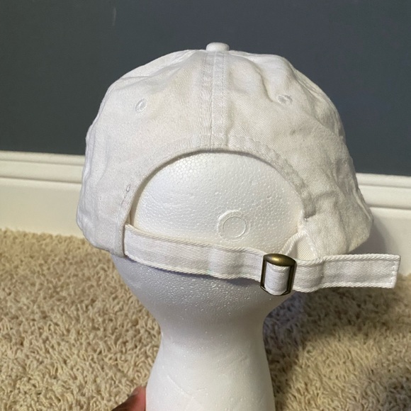 White hat - Picture 2 of 2